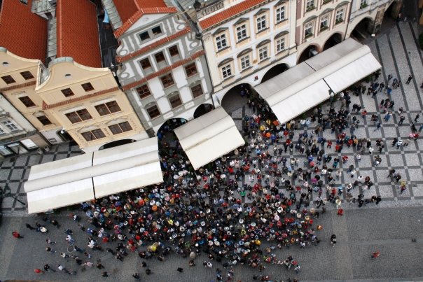 Miles de turistas observan cada a�o el conocido reloj astron�mico de Praga