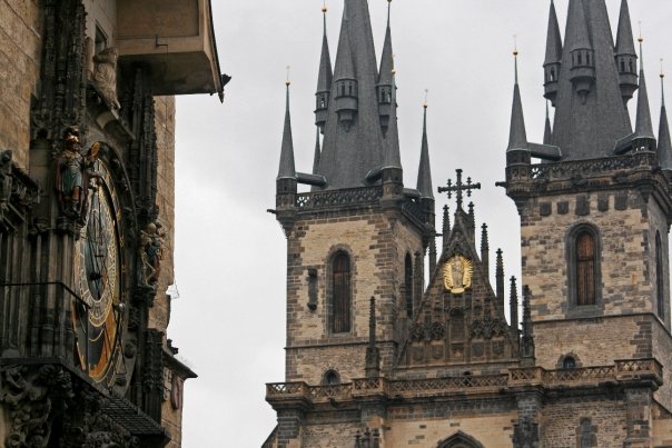 Reloj astron�mico y, al fondo, las torres de Nuestra Se�ora de T�n