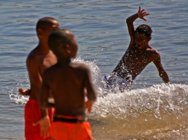 Niños jugando en la playa de Ipanema Niños jugando en la playa de Ipanema