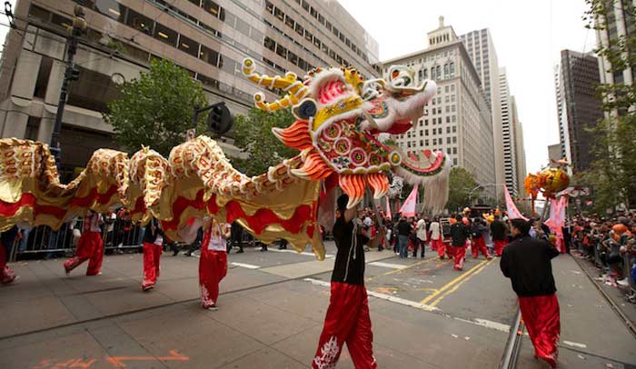 Dragones dorados en Stockton Street de Chinatown de San Francisco © San Francisco Travel