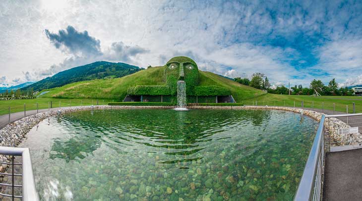 El emblemático gigante de los Mundos de Cristal de Swarovski. Foto © Aníbal Trejo.