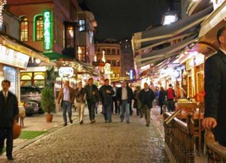Calle Kumkapi, uno de los ejes del ocio en Estambul