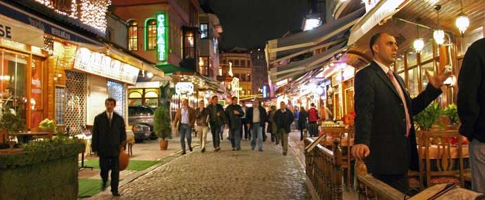 Calle Kumkapi, uno de los ejes del ocio en Estambul