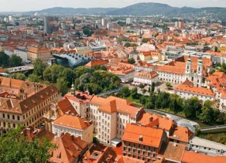 Vistas de los tejados rojos de Graz desde el Schlossberg