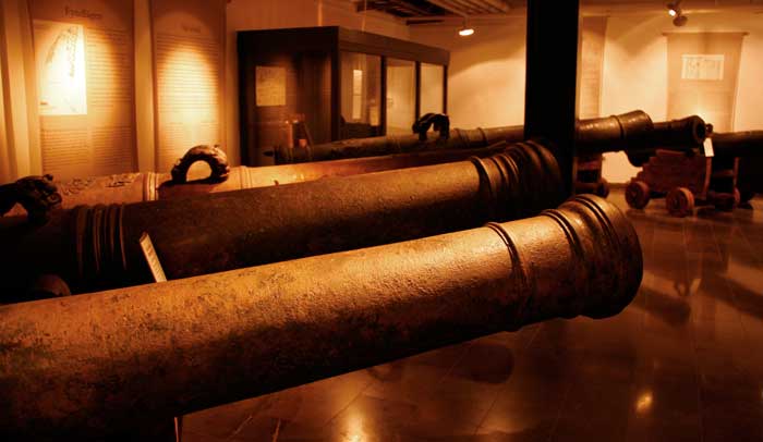 Sala del Museo de Kalmar donde se muestran algunos de los cañones del Kronan