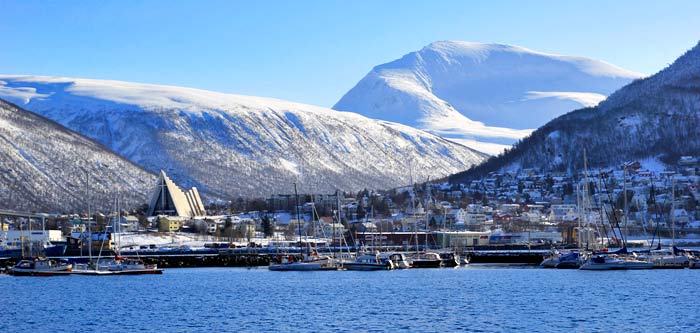 Tromsdalen, la parte de la ciudad en tierra firme. Al fondo, la Catedral del Ártico