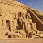 Fachada del Gran Temblo de Abu Simbel con las cuatro estatuas sedentes del faraón Ramsés II/