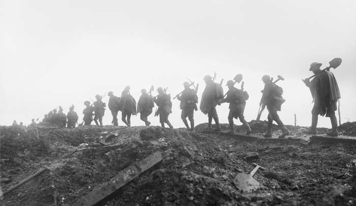 Regimiento de Manchester trasladándose a las trincheras, enero de 1917. © Imperial War Museums.  Referencia Q1792.