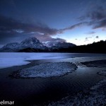 Al amanecer, una vista del Lago Grey congelado