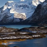 Cuando a ratos el sol decide salir, el monocromático paisaje estalla en una infinidad de saturados colores