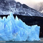 Icebergs que se desprenden desde el glaciar, viajan por todo el lago y llegan hasta la playa situada junto a la Hostería Lago Grey