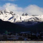 El macizo montañoso “Dientes de Navarino” constituye el cinematográfico marco donde se enclava esta ciudad