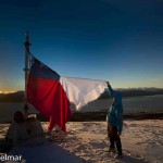 La cumbre del Cerro La Bandera es fácil de alcanzar en dos a tres horas de marcha, desde la cima, la vista a Puerto Williams y al Canal del Beagle es simplemente inolvidable