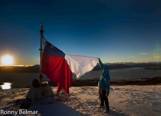 La cumbre del Cerro La Bandera es fácil de alcanzar en dos a tres horas de marcha, desde la cima, la vista a Puerto Williams y al Canal del Beagle es simplemente inolvidable