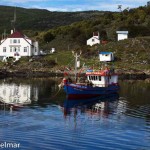 Puerto Navarino es apenas un puñado de casas, sin embargo es un punto fundamental para la navegación a través de los canales australes o para cruzar vía marítima hacia Argentina