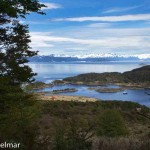 Bahía Wulaia, histórico sitio donde sucesivamente habitaron Yaganes, misioneros, colonizadores y todos quienes de una u otra manera han escrito la historia del fin del mundo. Sitio de la tragedia de Wulaia, donde el yagán Jemmy Button, quien fuera “civilizado”, llevado a Inglaterra y posteriormente re insertado en esta tierra, dio muerte a los marinos y misioneros anglicanos que se aprestaban a celebrar la primera misa en el lugar