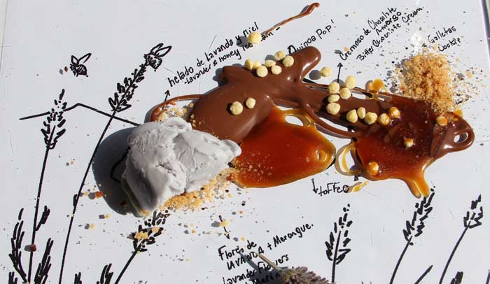 Cremoso de chocolate con helado de miel y lavanda y toffee de dulce de leche decorado con flor de lavanda © Andrea Sagués