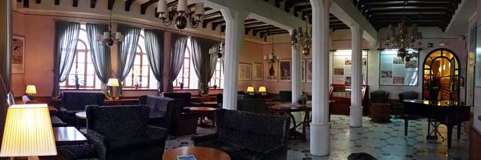 Sala del Hotel Vall de Núria con una colección gráfica sobre el Estatut de 1932.