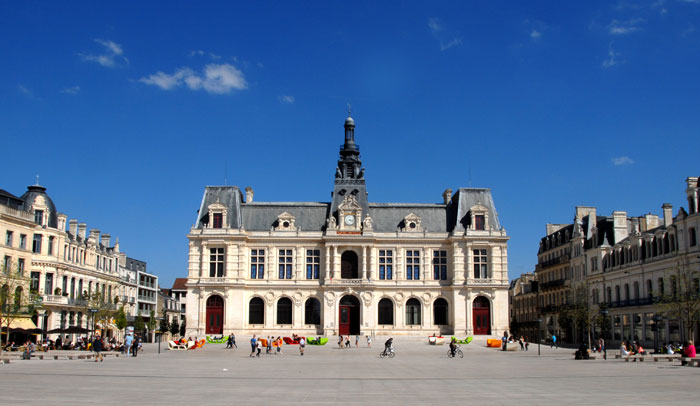 Ayuntamiento de Poitiers en la Plaza del Mariscal Leclerc. © Daniel Proux. Office de Tourisme de Poitiers.