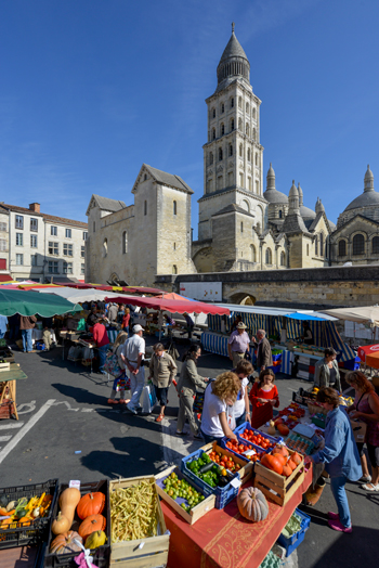 Mercado al pie de la catedral de Saint-Front © Alban Gilbert