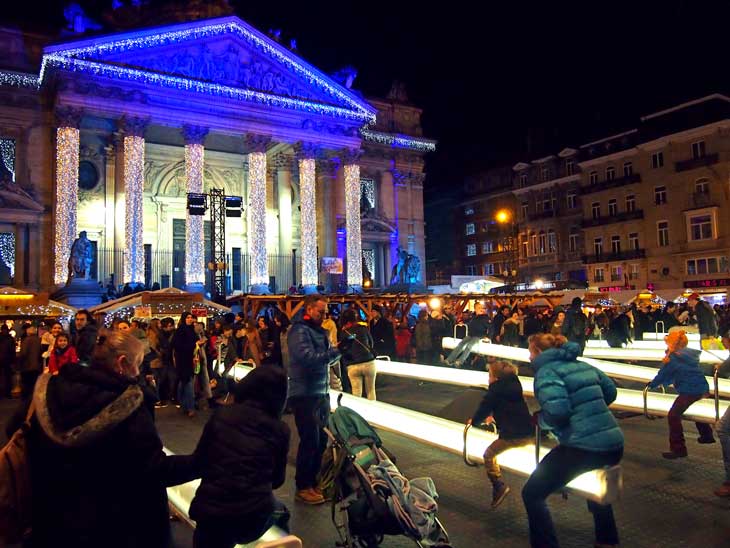 Balancines luminosos frente a la Bolsa de Bruselas