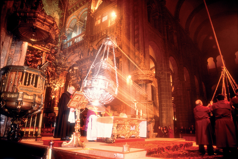 Botafumeiro en acción en la catedral de Santiago de Compostela © Turgalicia