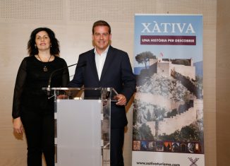 Izquierda, Mariola Sanchis, concejala de Seguridad Ciudadana y Turismo. Derecha, Roger Cerdà, alcalde de Xàtiva.