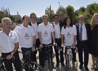 De izquierda a derecha (empezando por el segundo) Nir Barkat (alcalde), Ivan Basso (ciclista), Yariv Lenin (Ministro de turismo y deporte), Alberto Contador (ciclista) , Miri Regev (Ministra de turismo y Deporte), Mauro Vegni (Director del Giro).