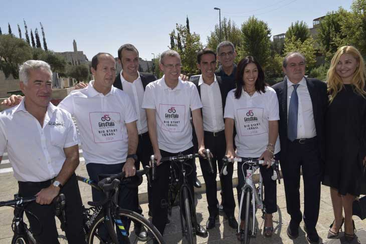 De izquierda a derecha (empezando por el segundo) Nir Barkat (alcalde), Ivan Basso (ciclista), Yariv Lenin (Ministro de turismo y deporte), Alberto Contador (ciclista) , Miri Regev (Ministra de turismo y Deporte), Mauro Vegni (Director del Giro). 