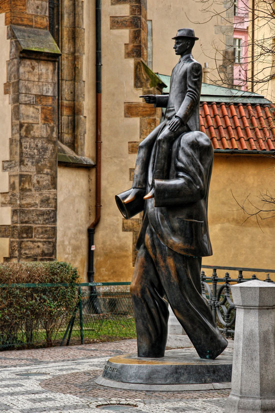 Estatua dedicada a Kafka en Praga. Foto Irena Brozova
