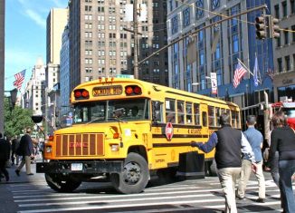 Típico autobús escolar por las calles de Manhattan