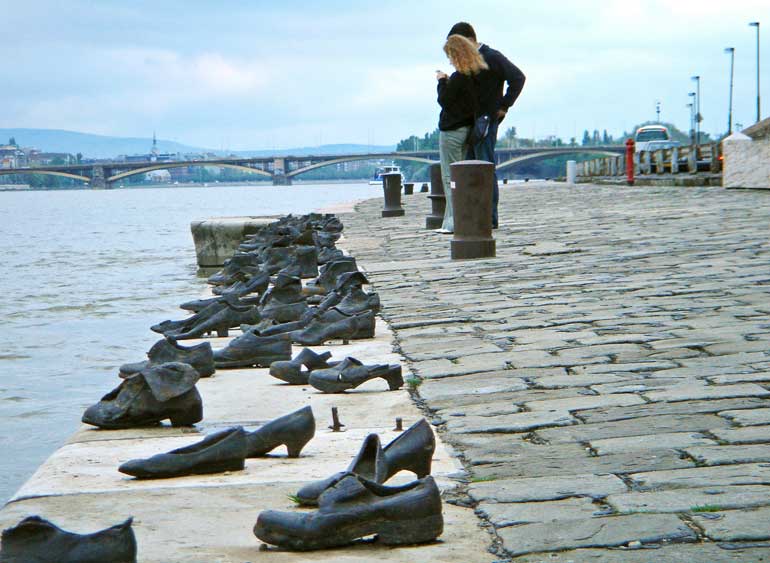“Los zapatos en el Paseo del Danubio”, creados por Gyula Pauer y Can Togay, homenajean a las victimas de la Segunda Guerra Mundial que eran asesinadas y lanzadas al Danubio