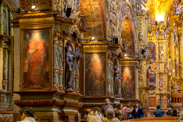 Interior de la iglesia de La Compañía de Jesús en Quito