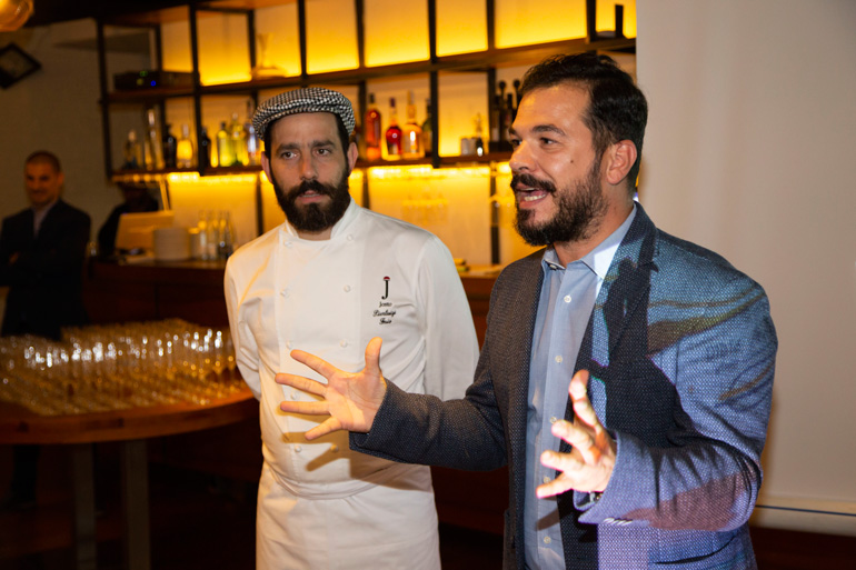 Izquierda, el chef sardo Pierluigi Fais, propietario del restaurante Jostode Cagliari. Derecha, el periodista y sommelier, Giuseppe Carrus