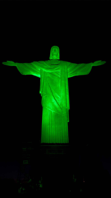 Cristo Redentor de Río de Janeiro iluminado de verde