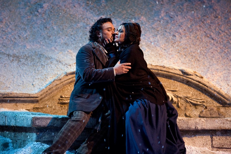 Ramon Vargas como Rodolfo y Angela Gheorghiu como Mimi en una escena de La Boheme de Puccini en el MET de Nueva York