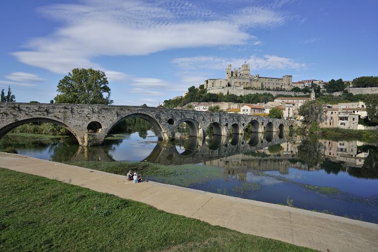 Vista del puente viejo del siglo XII sobre el río Orb con la catedral gótica de Saint-Nazaire al fondo