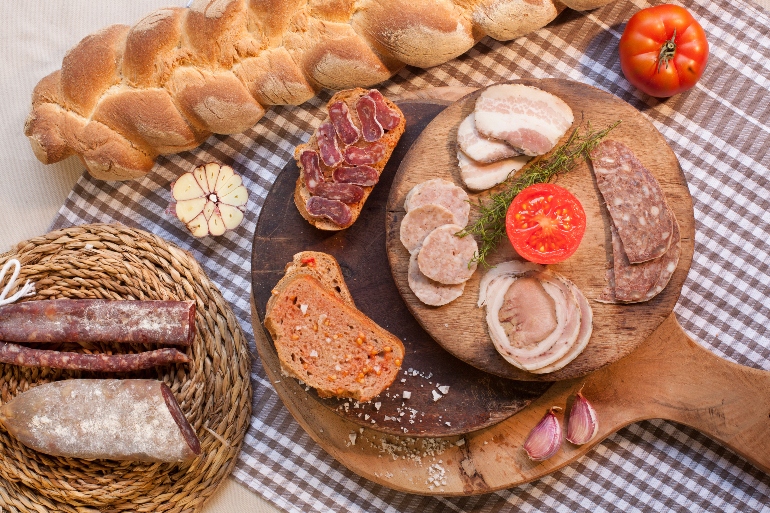 Los embutidos de Andorra están de vicio con pan con tomate y sal