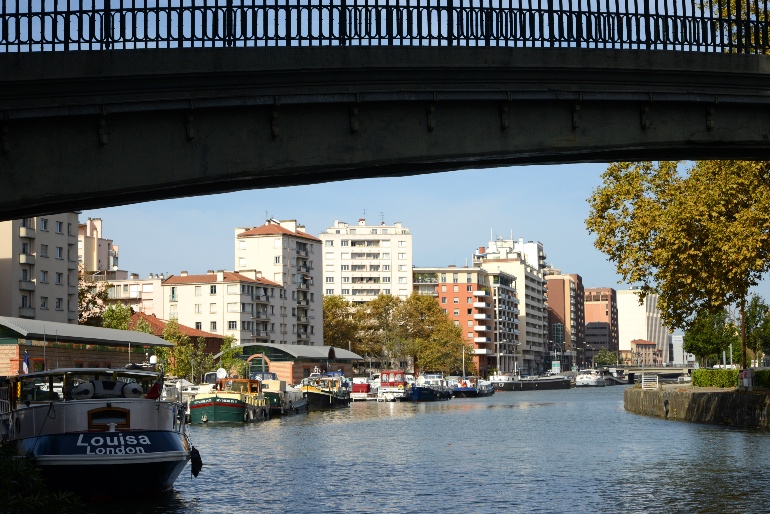 Péniches atracadas en el Puerto de Saint-Sauveur en Toulouse