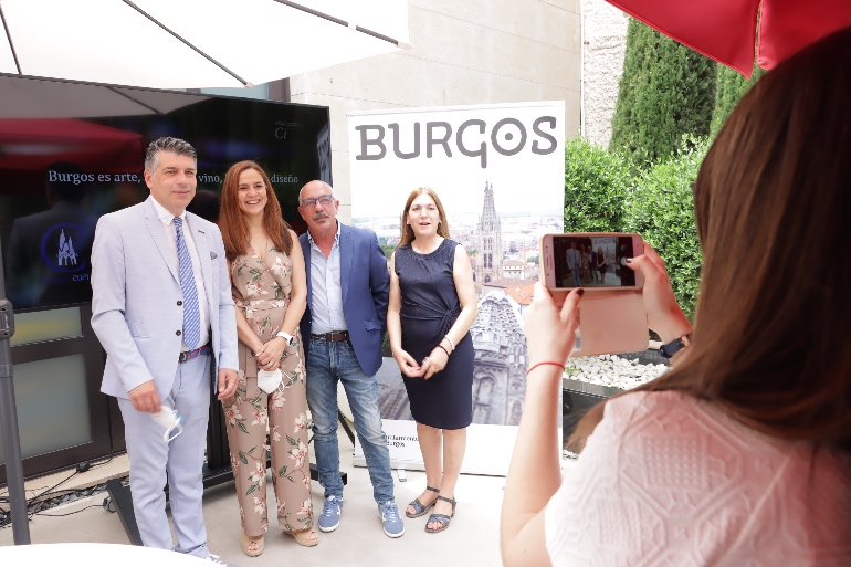 El vicealcalde de Burgos, Vicente Marañón de Pablo, Raquel Puente, responsable del área de Promoción Turística de Burgos y dos representantes de agencias de viajes catalanas
