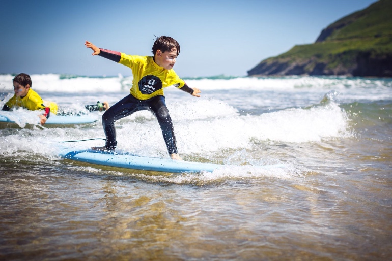 Los niños se lo pasan en grande practicando surf