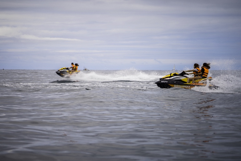 Los visitantes de Hondarribia disfrutan practicando deportes náuticos