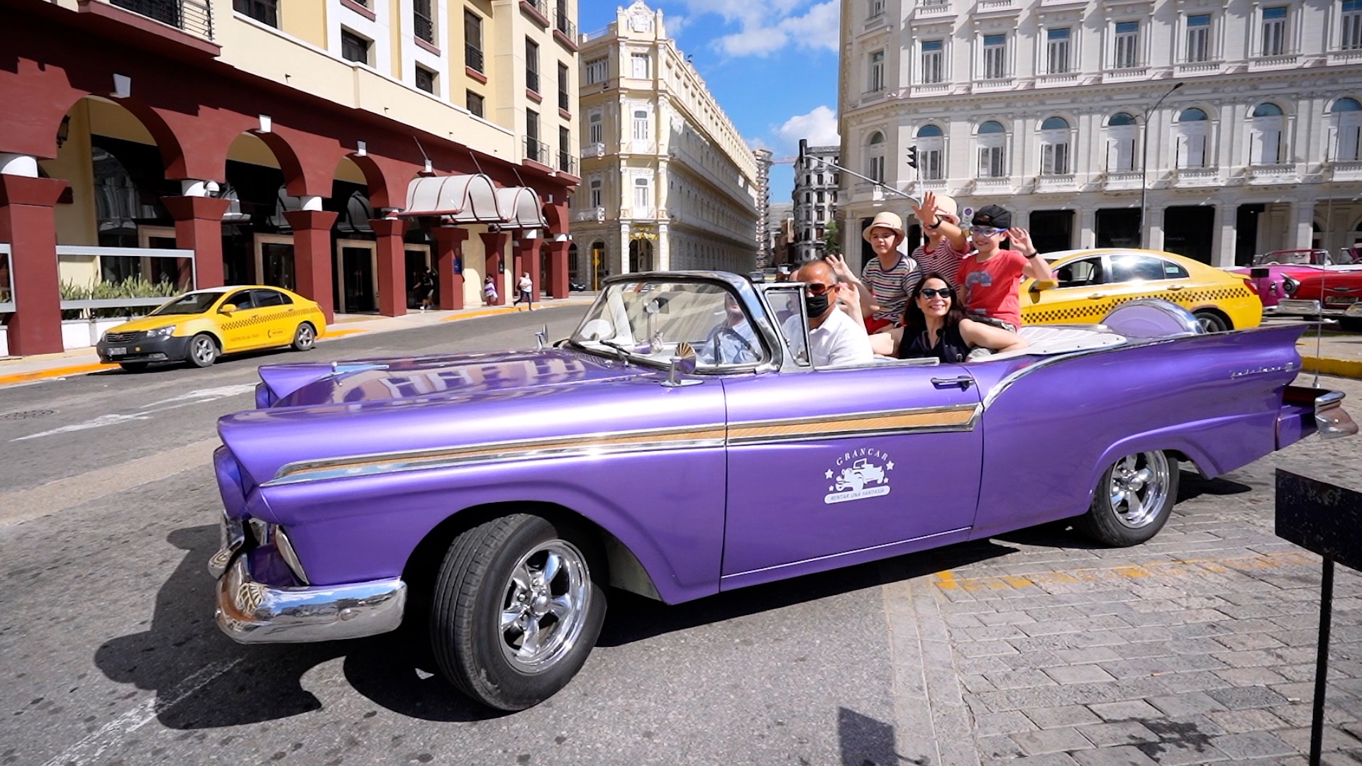 Con estas caras de ilusión comenzamos nuestra excursión por La Habana en un coche antiguo