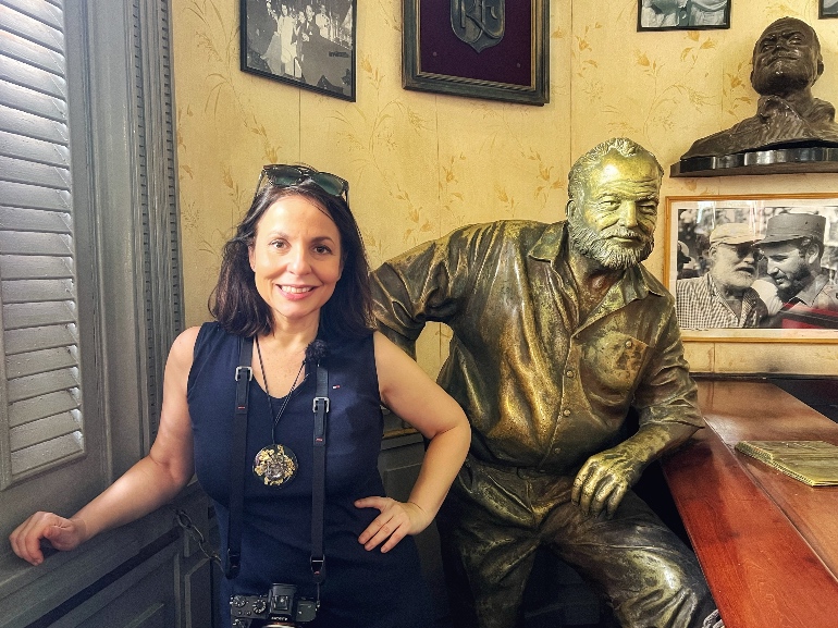 En El Floridita se le rinde homenaje a Hemingway con esta estatua. Era un habitual de este bar conocido por sus daikiris