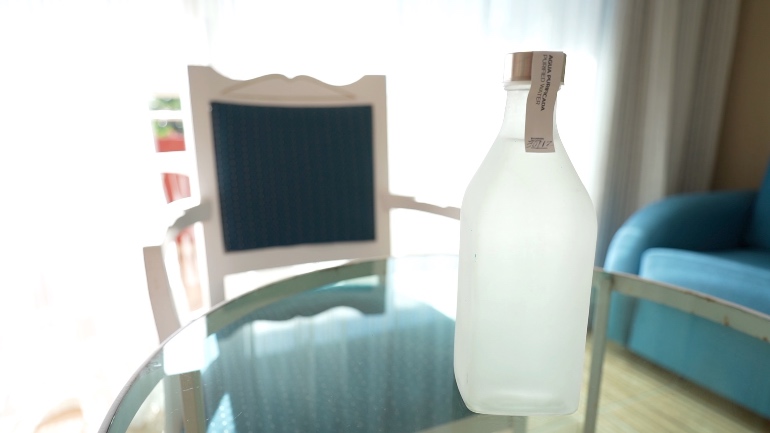 Agua filtrada en botella de cristal