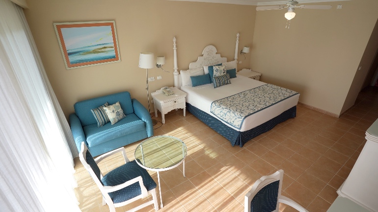 Habitación del Iberostar Selection Varadero decorada con mobiliario blanco y azul