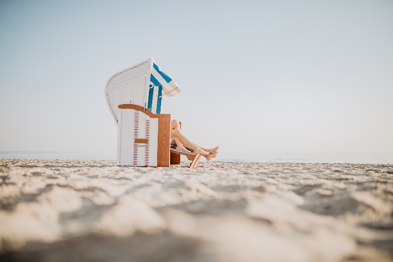 Sentarse en los sillones de playa de Mecklemburgo