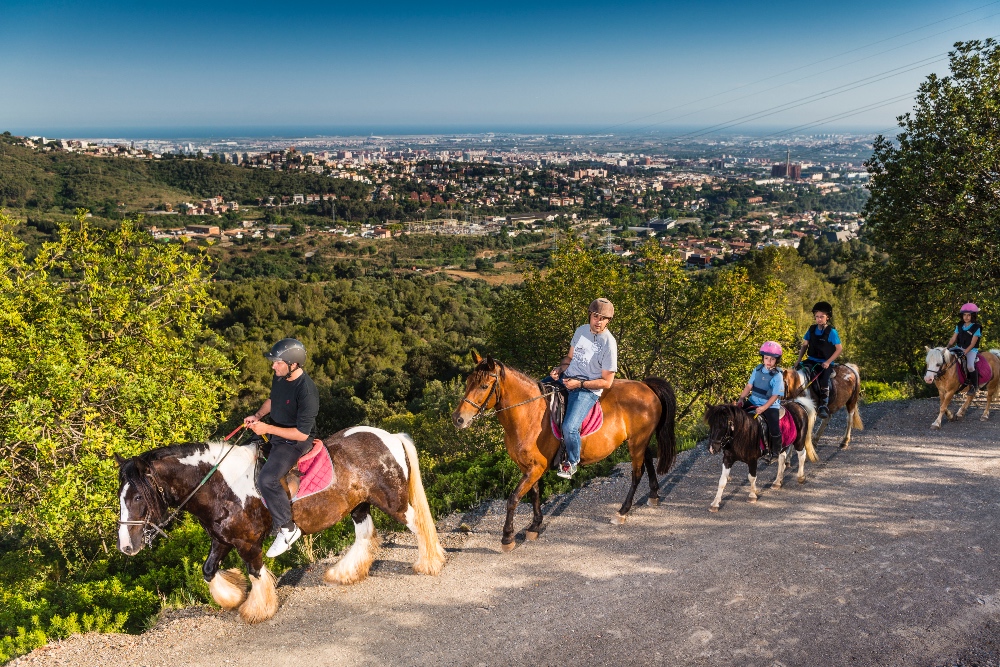 Por el Baix Llobregat se pueden hacer rutas a caballo con la familia