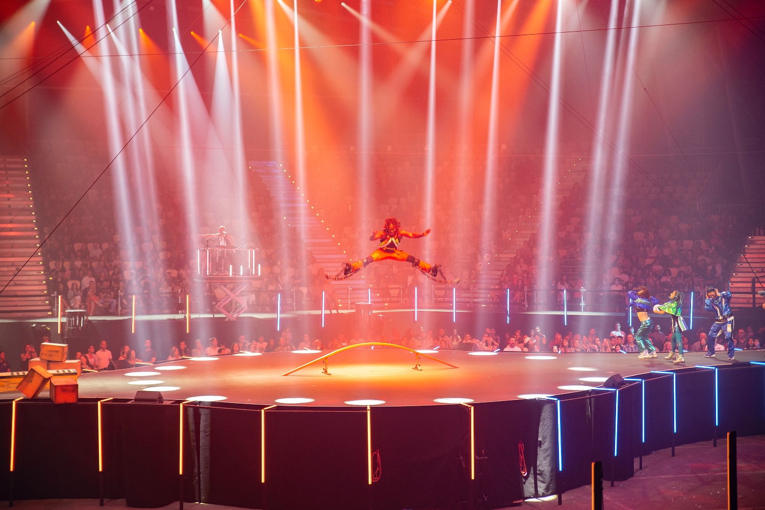 En MÜV by Cirque du Soleil tanto el vestuario como la iluminación juegan un papel importante
