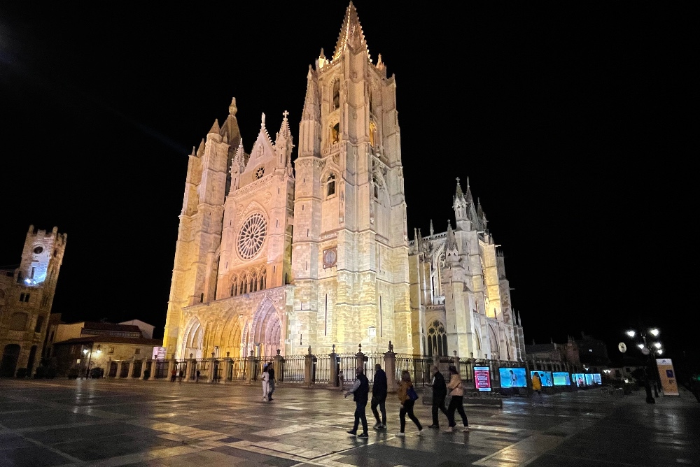 Vista nocturna de la Catedral de León